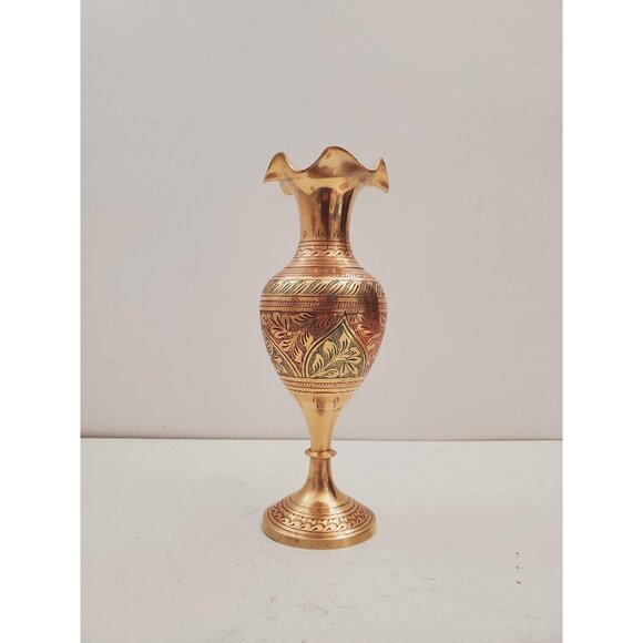 Vintage Etched Flower Pattern Brass Vase - Aged Vintage Patina - Made in India - - Picture 1 of 10